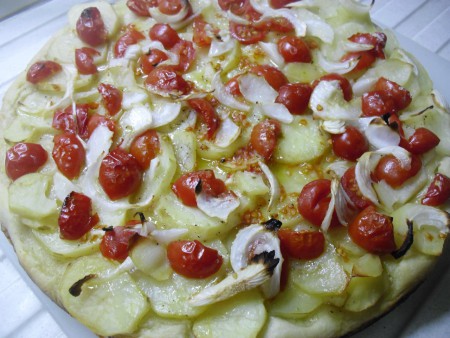 Pizza con patate, cipolle e pomodorini